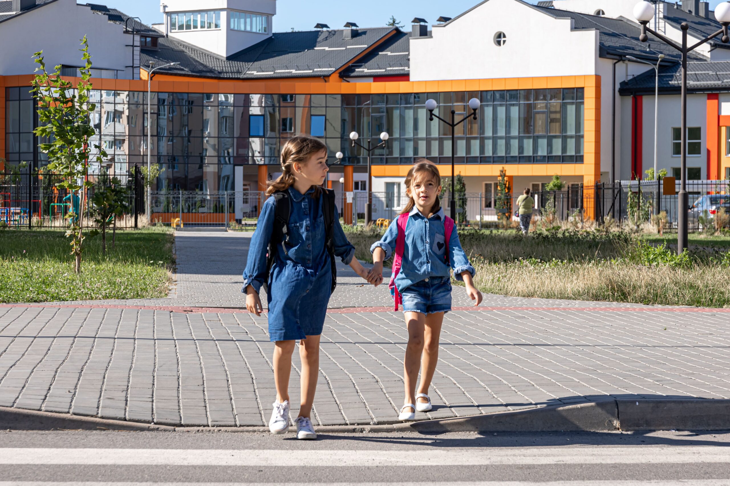primary-school-students-go-home-after-school-first-day-school-back-school (1)